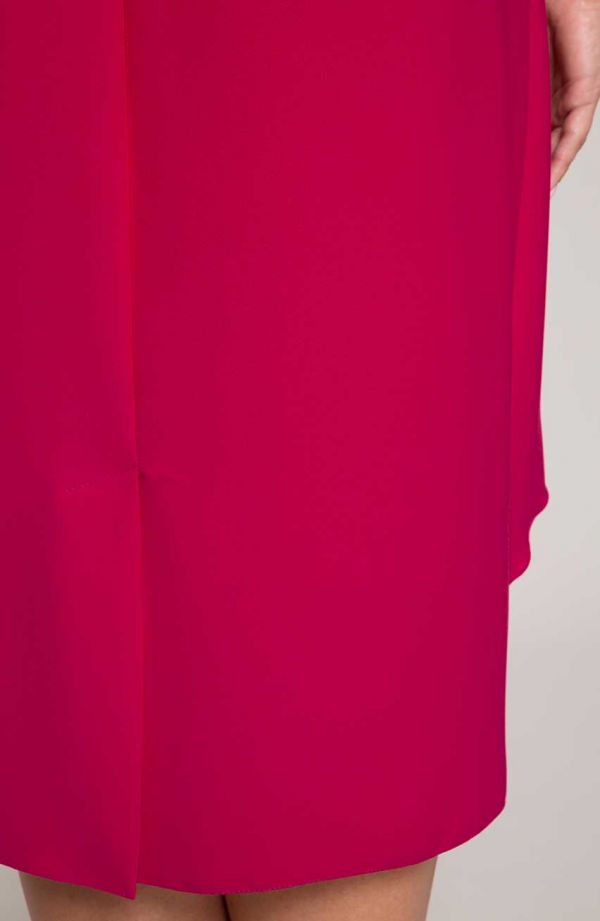 Eleganta fuksijas krāsas kleita ar brošu