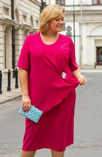 Eleganta fuksijas krāsas kleita ar brošu