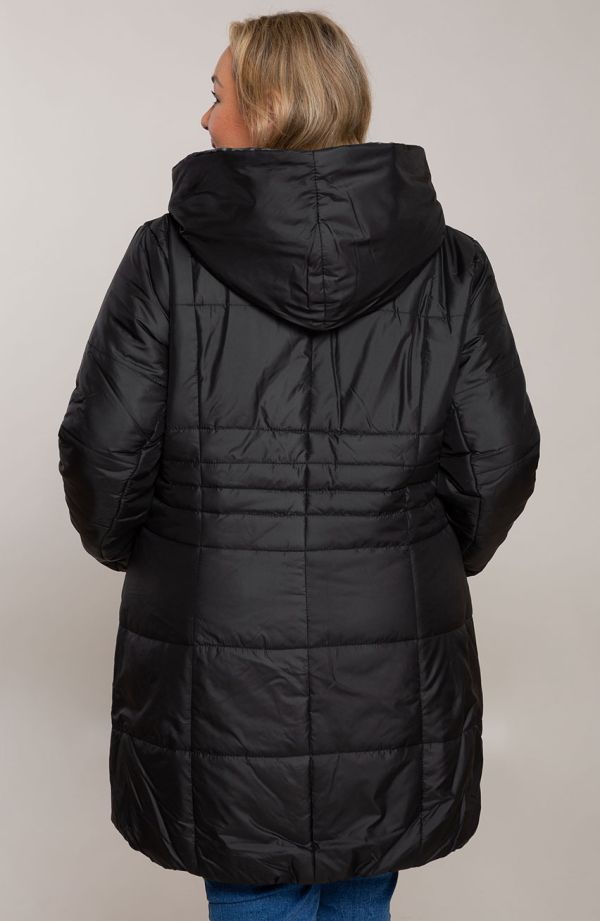 Melna jaka ar dekoratīvu kapuci
