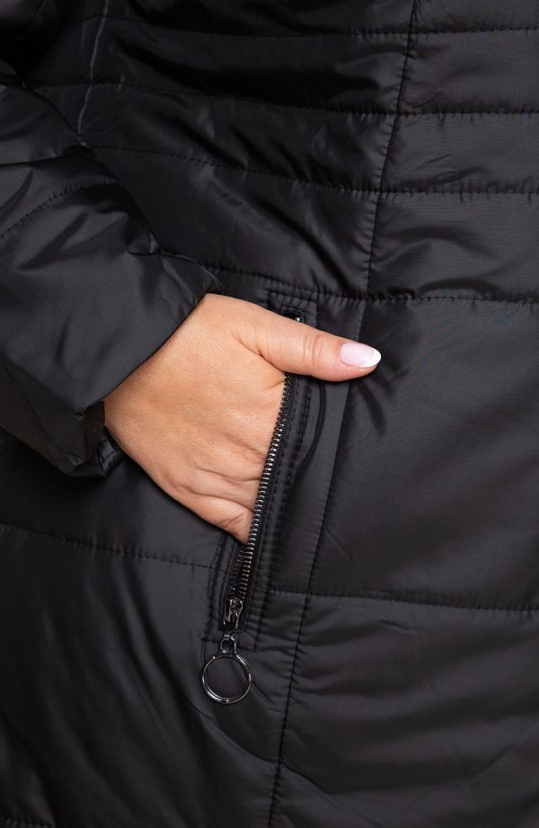 Melna jaka ar dekoratīvu kapuci