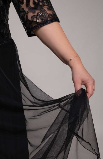 Melna kleita ar fliteru mežģīnēm