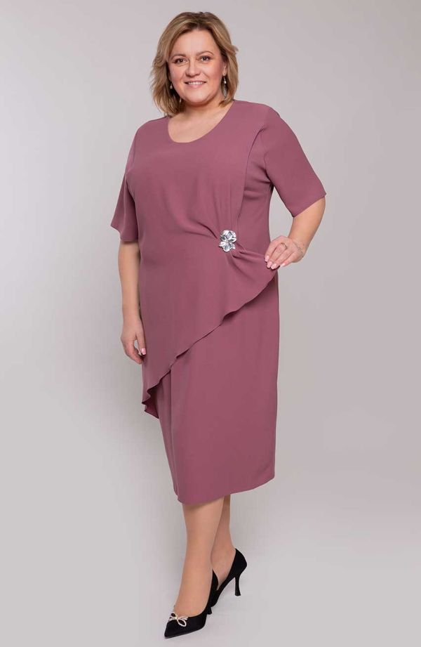 Eleganta ceriņkrāsas kleita ar brošu