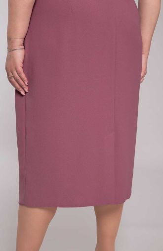 Eleganta ceriņkrāsas kleita ar brošu