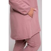 Rozā treniņtērps ar burtiem uz rāvējslēdzējiem