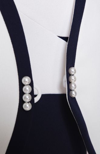 Elegants tumši zils un krēmkrāsas kostīms ar pērlēm